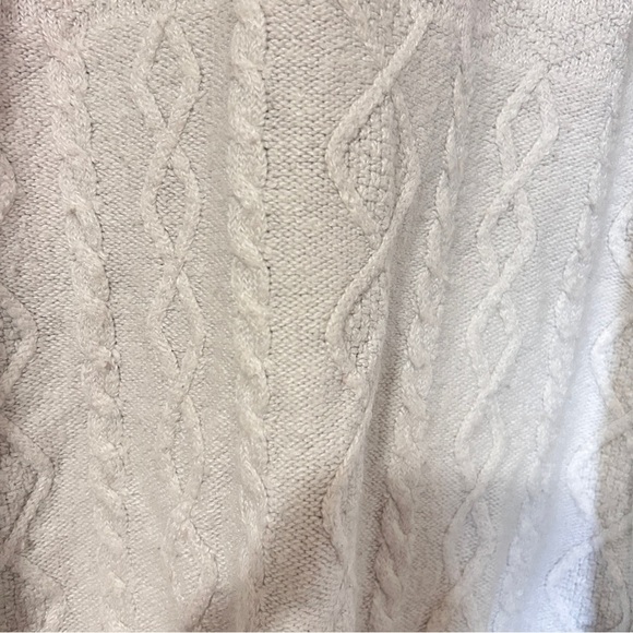 Elegant White Cable Knit Sweater - Picture 4 of 9